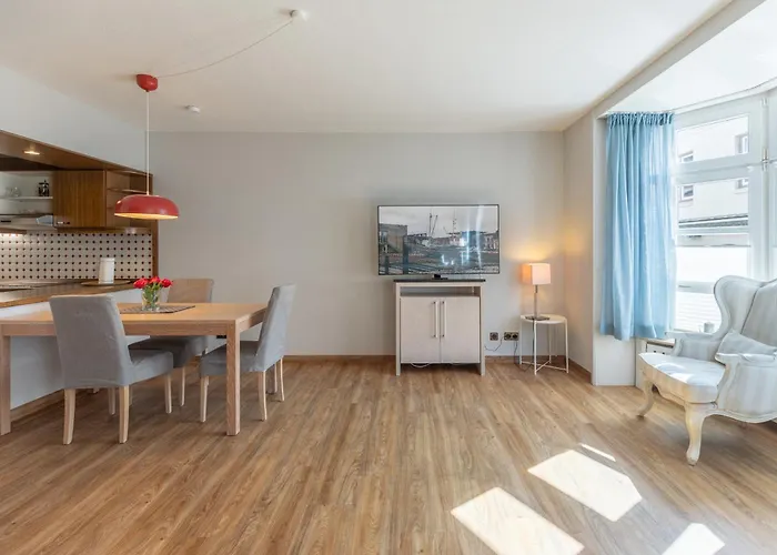 Luette Stuuv Im Schlossgang *